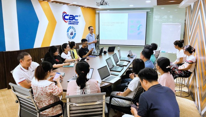 INTERNAL TRAINING: CREATING EFFECTIVE PROMPTS WITH CHATGPT