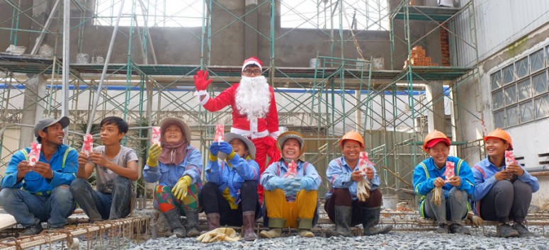ÔNG GIÀ NOEL TRAO QUÀ TẶNG CHO CÔNG NHÂN TẠI CÔNG TRƯỜNG CBC